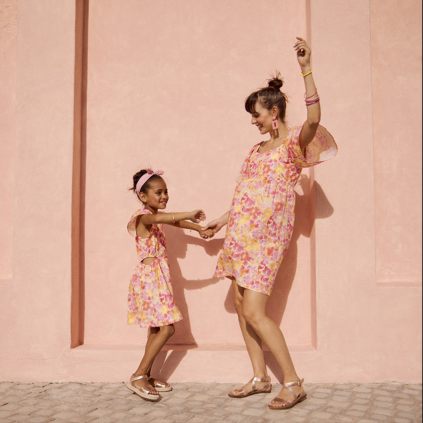 Vestido de manga corta en seersucker estampado floral para niña 
