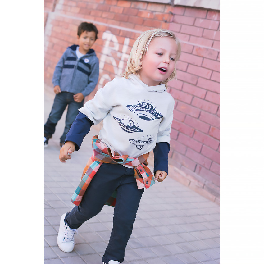 Camiseta de mangas larga con efecto 2 en 1, capucha y estampado de platillos volantes 