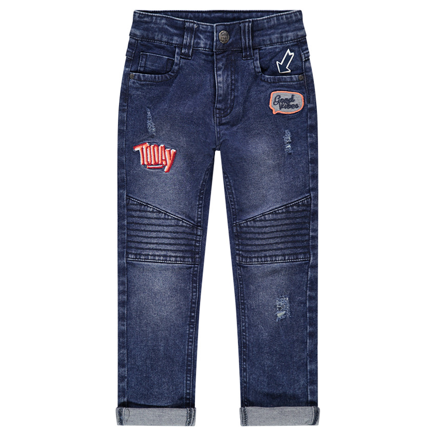 Vaqueros con efecto desgastado y parches cosidos  