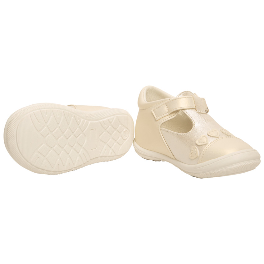 Merceditas efecto cuero nacarado con parches de corazones para bebé niña 