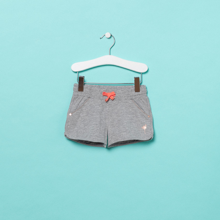 Pantalón corto de punto con flamenco rosa estampado 