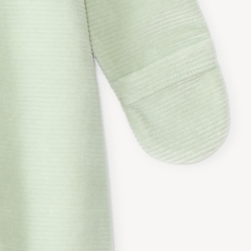Pijama de terciopelo para bebé con bordado de osito. 