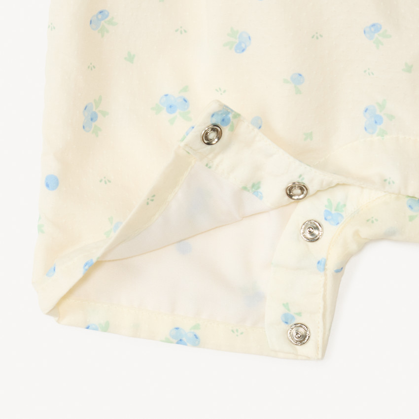 Mono corto impreso de arándanos para niña bebé 