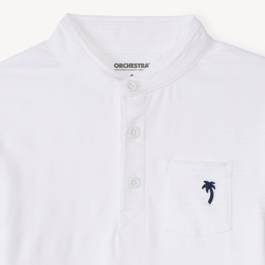 Polo de manga corta con cuello mao y bordado de palmera para niño. 