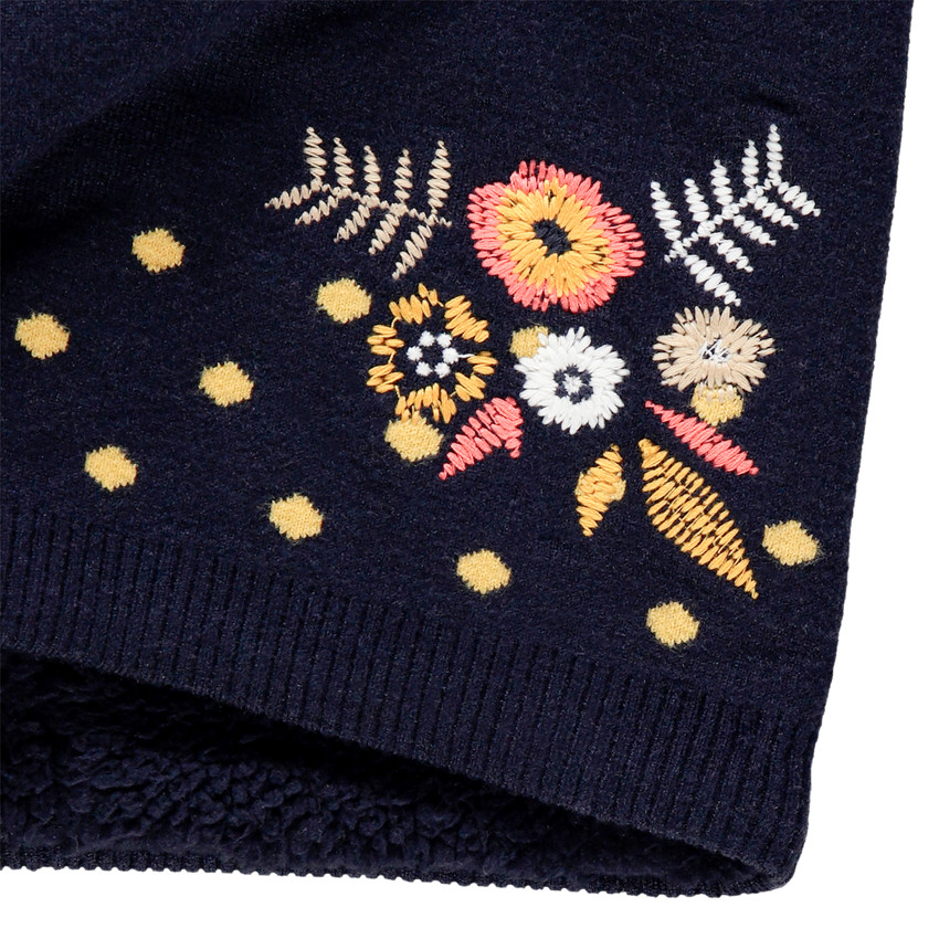 Conjunto gorro y bufanda tipo snood de punto con flores bordadas 
