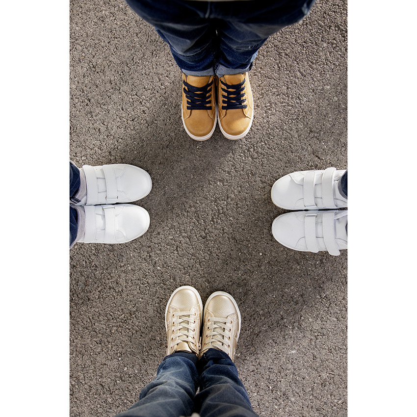 Zapatillas doradas con estrellas brillantes para niña. 