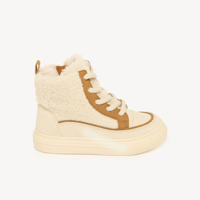 Bota de piel de oveja con cremallera y cordones. 