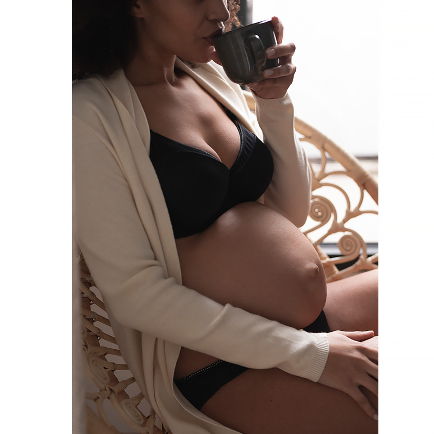 Sujetador de lactancia moldeado con acabado de red. 