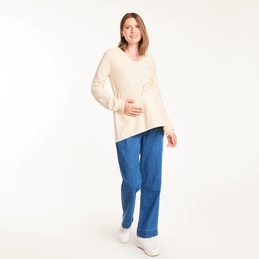 Suéter de maternidad de cuello en V con diseño elegante. 