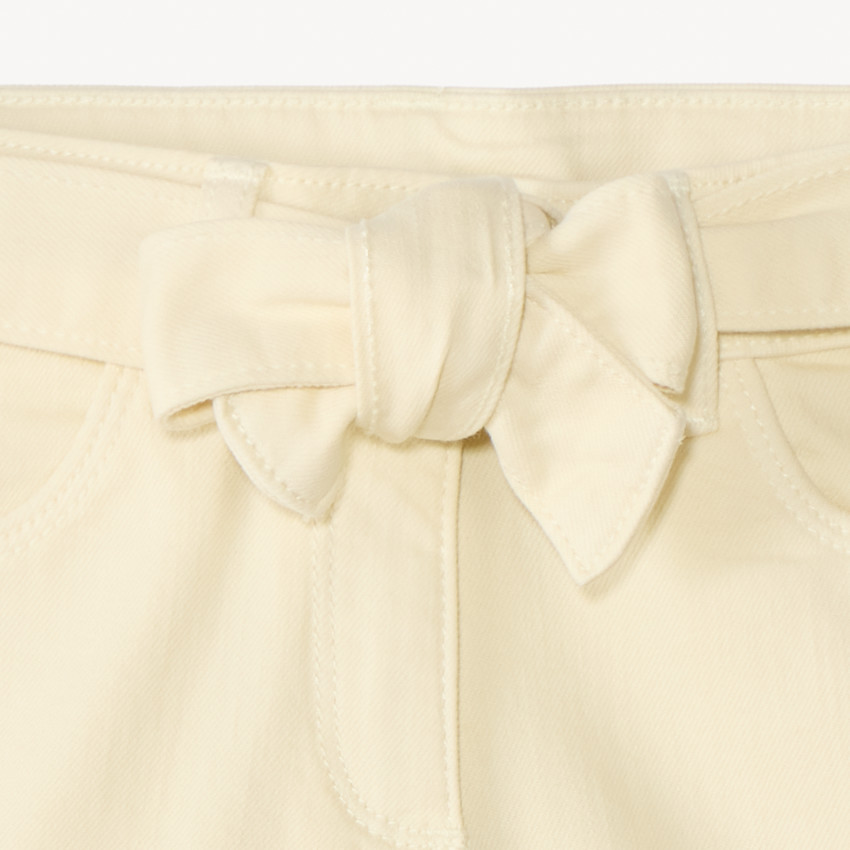 Pantalones cortos de denim con detalles bordados y cinturón para atar para niña. 