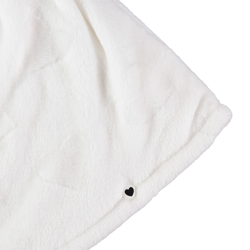 Capa con capucha de borreguillo y bolsillos con forma de corazón 