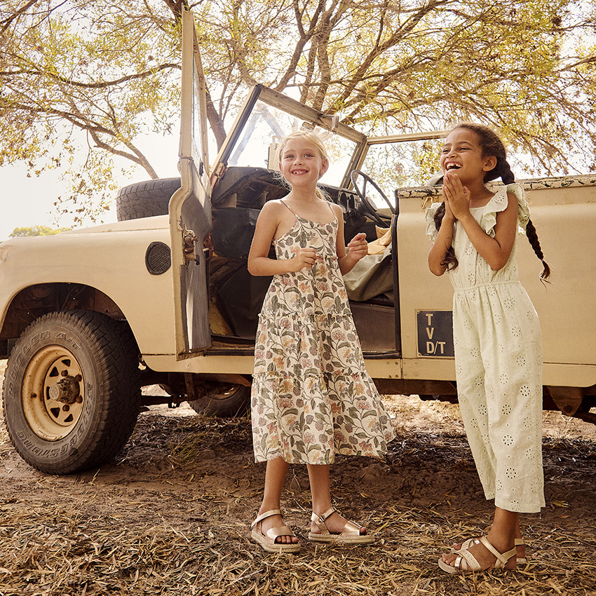 Vestido largo de doble gasa con estampado floral para niña 