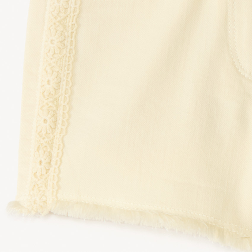 Pantalones cortos de denim con detalles bordados y cinturón para atar para niña. 