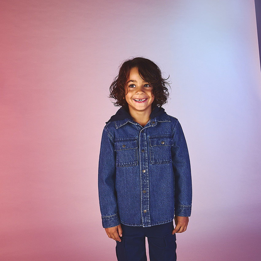 Camisa de mezclilla bordada con capucha desmontable para niño 