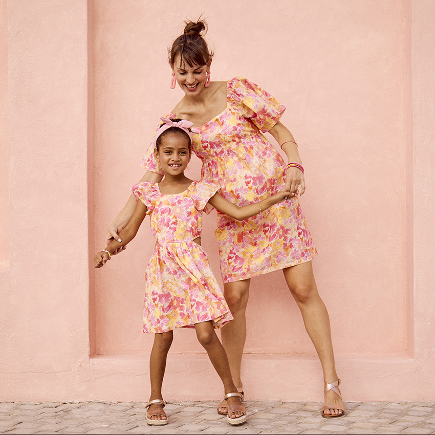 Vestido de manga corta en seersucker estampado floral para niña 
