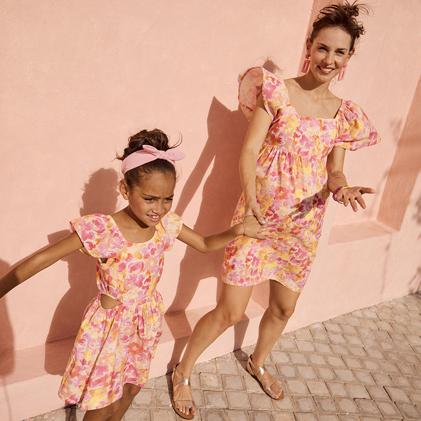 Vestido de mujer con mangas 3/4 abullonadas y estampado floral 
