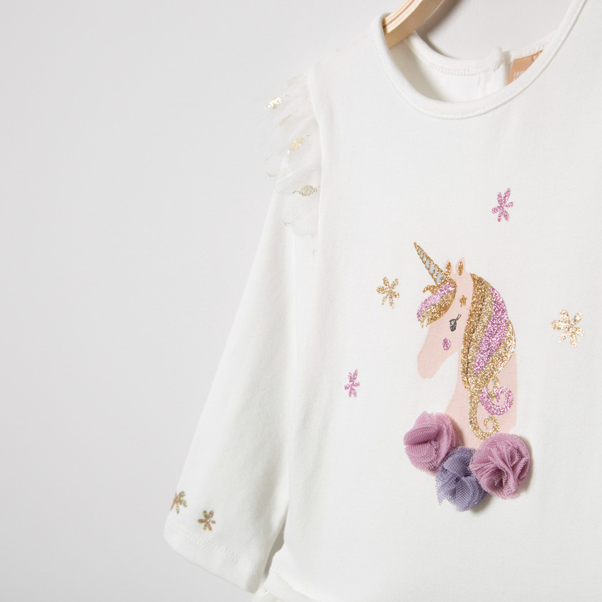 Vestido de manga larga de dos materiales con unicornio brillante y tul.  Additional Vestido de manga larga de dos materiales con unicornio brillante y tul.