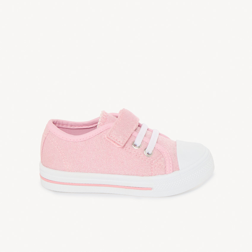 Zapatillas lilas bajas con velcro y cordones elásticos para niña bebé. 