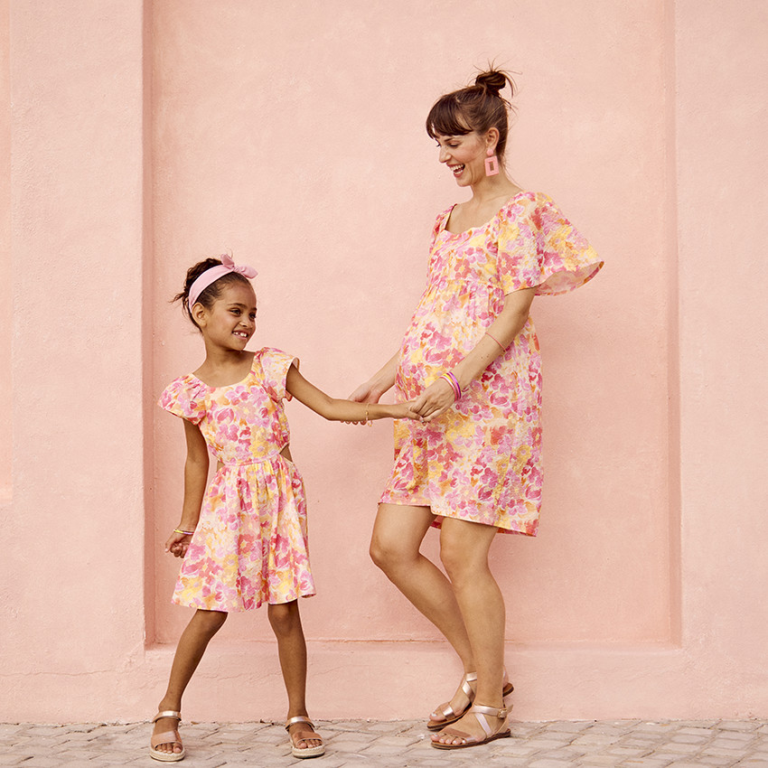 Vestido de manga corta en seersucker estampado floral para niña 