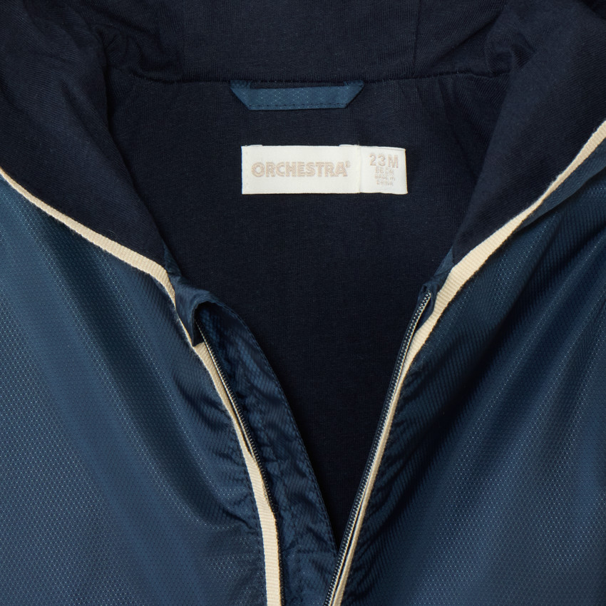 Cortavientos liso forrado en jersey para niño. 