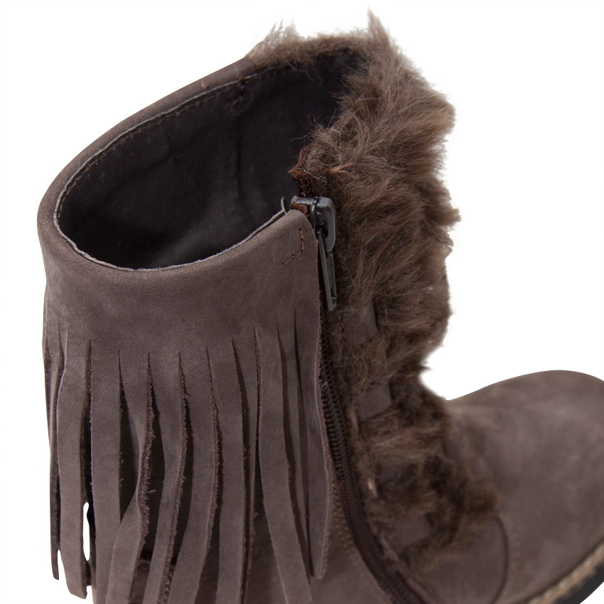 Botines de piel con lazada, pelo sintético y flecos 