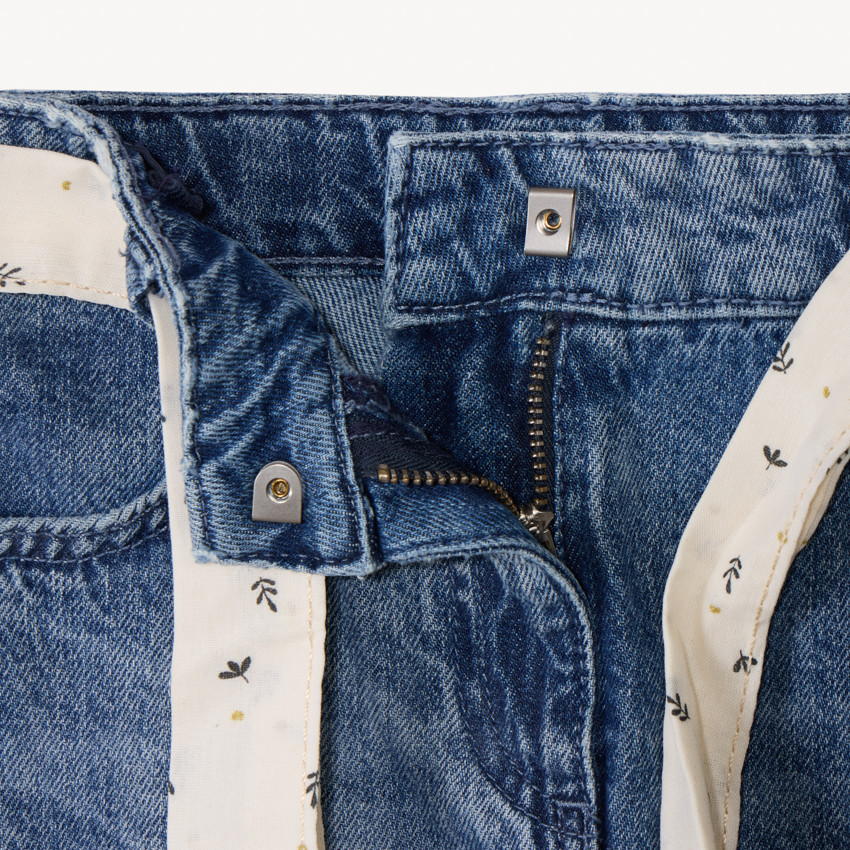 Vaqueros mom fit con cinturón de foulard para niña 