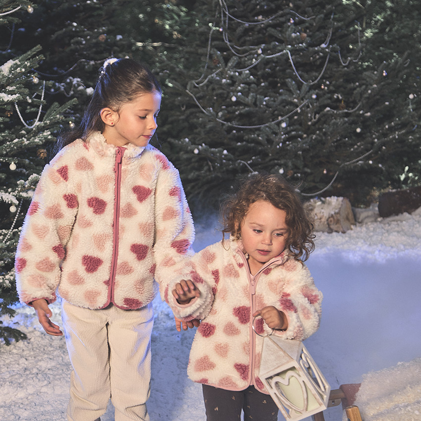 Chaqueta de sherpa con estampado de corazones para niña 