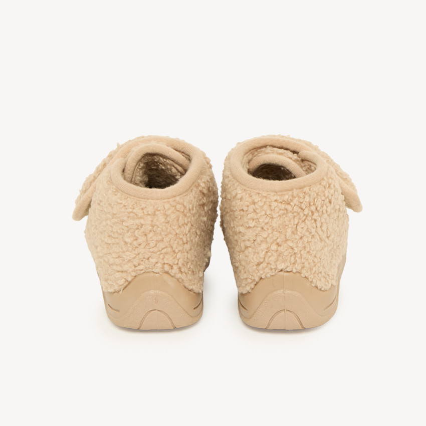 Botas de bebé de toalla con cierre de velcro. 