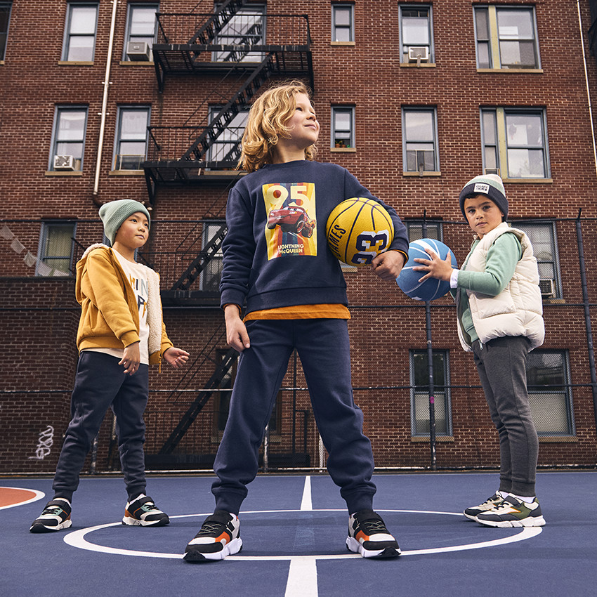 Conjunto de jogging de felpa con estampado fantasía para niño 