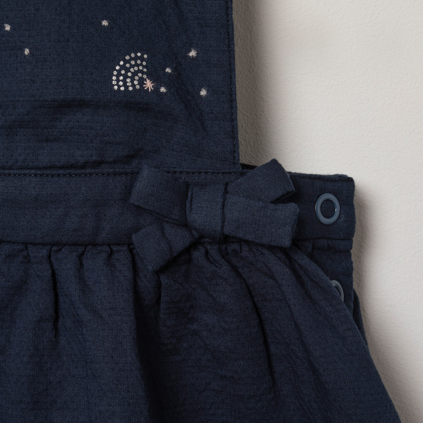 Robe salopette à motifs argentés et noeud 