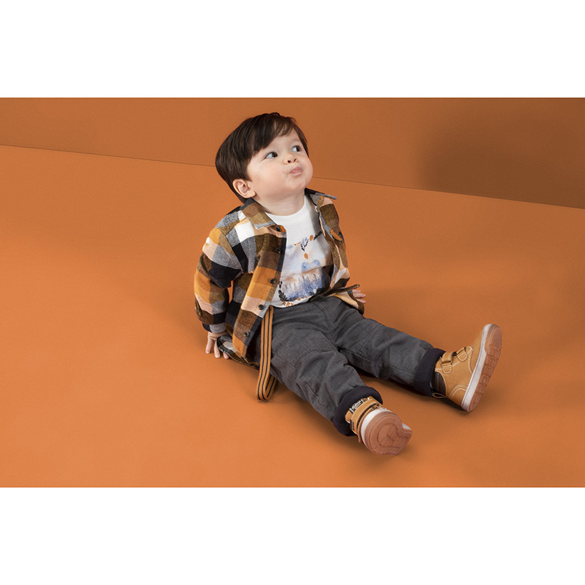 Botines efecto cuero camel con velcro 