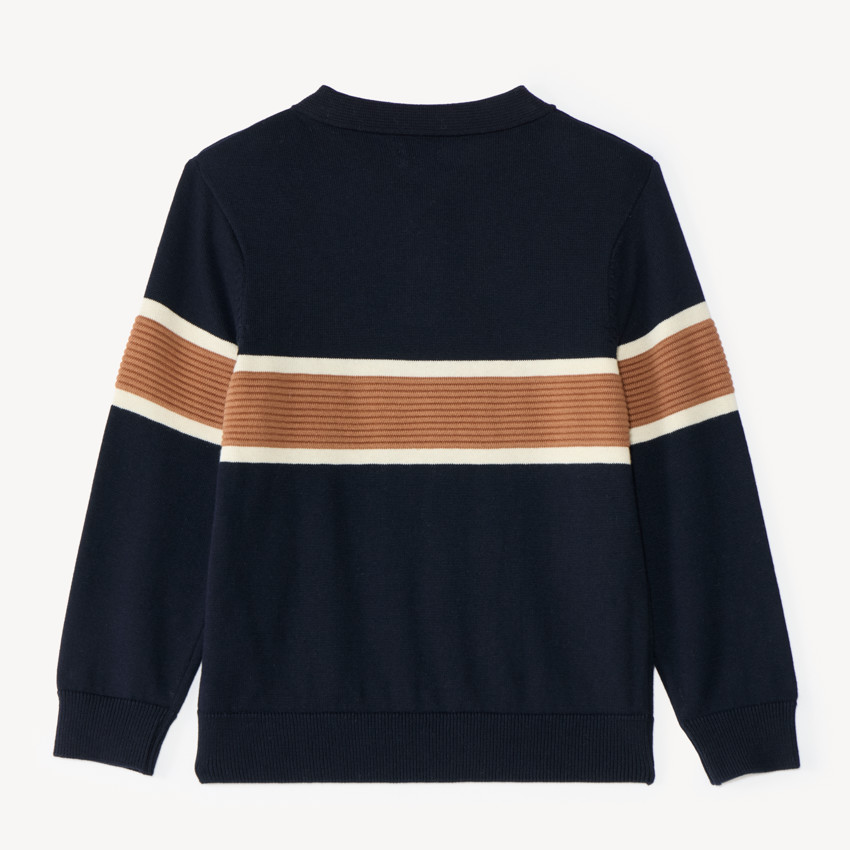 Suéter con diseño niño con cuello tipo polo. 