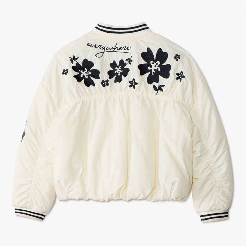 Bomber de tela con efecto arrugado y bordados florales para niña 