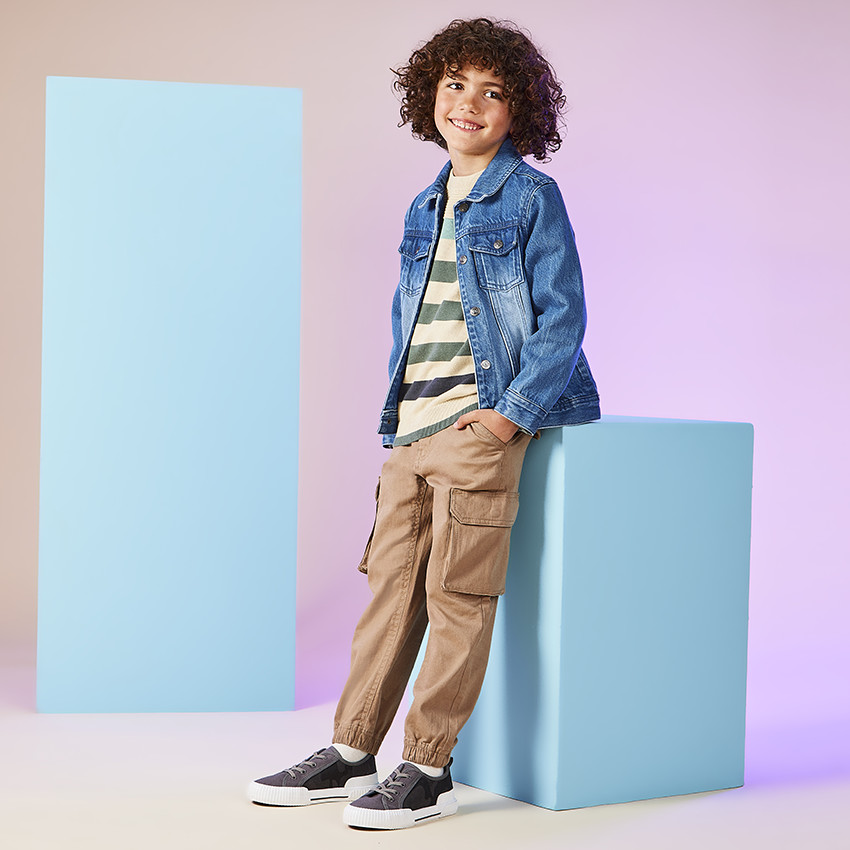 Pantalón cargo liso con dos bolsillos con fuelle para niño 