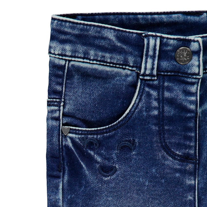 Jeans efecto usado con corazones estampados y bordados en tono sobre tono  Additional Jeans efecto usado con corazones estampados y bordados en tono sobre tono