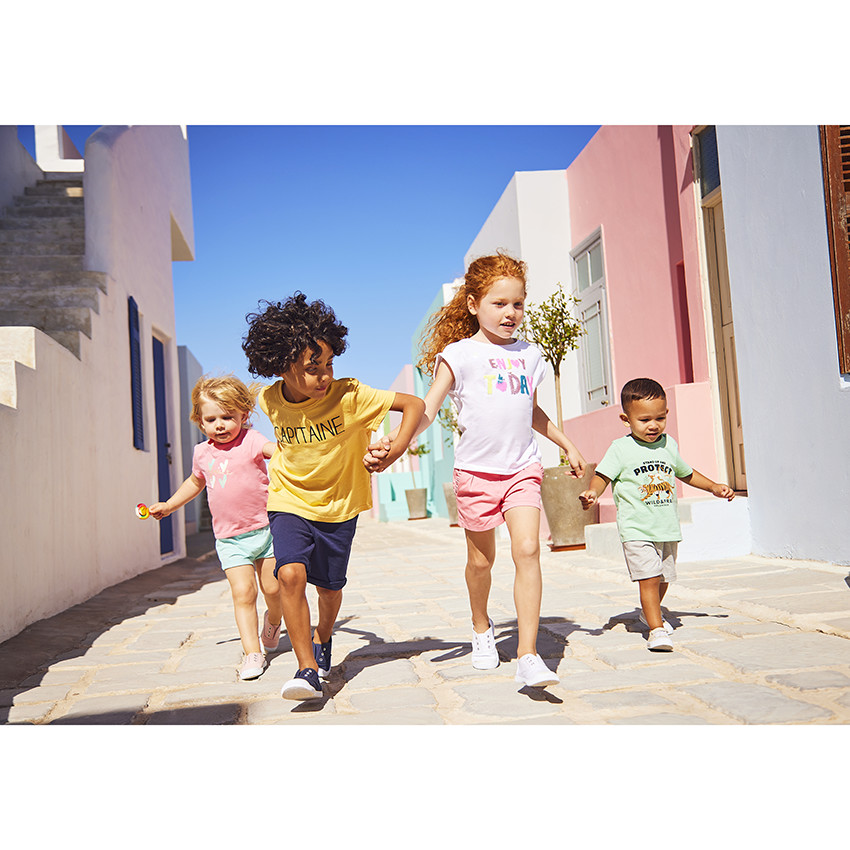 Short de sarga con bolsillos con volantes para niña 