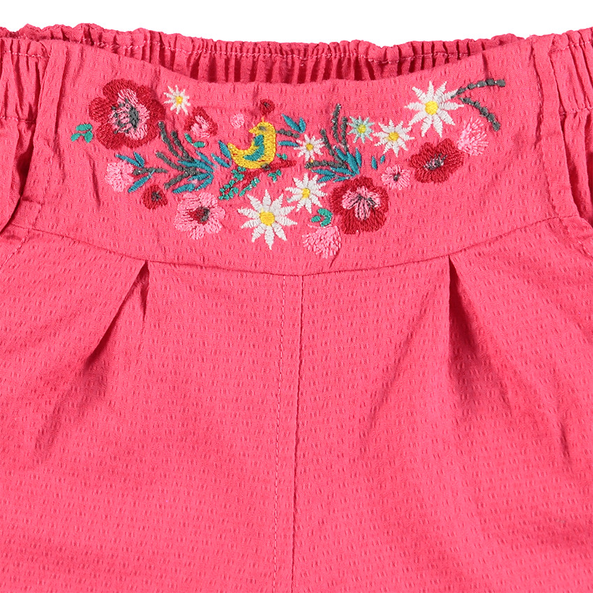 Pantalón corto de fantasía con flores bordadas 