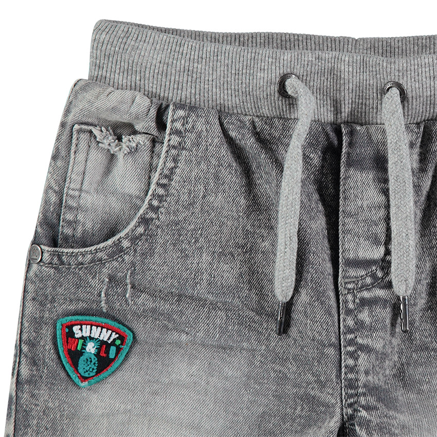 Bermudas vaqueras de efecto desgastado con parche y rotos  Additional Bermudas vaqueras de efecto desgastado con parche y rotos