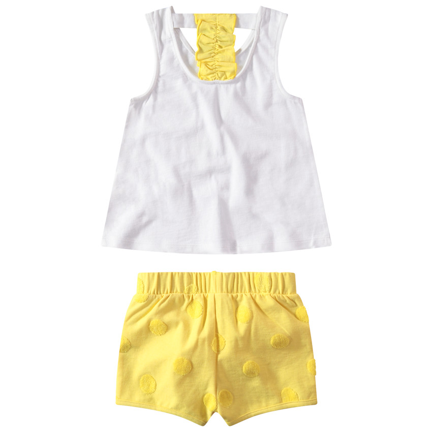 Conjunto de camiseta de punto con mensaje estampado y bermudas amarillas de lunares 