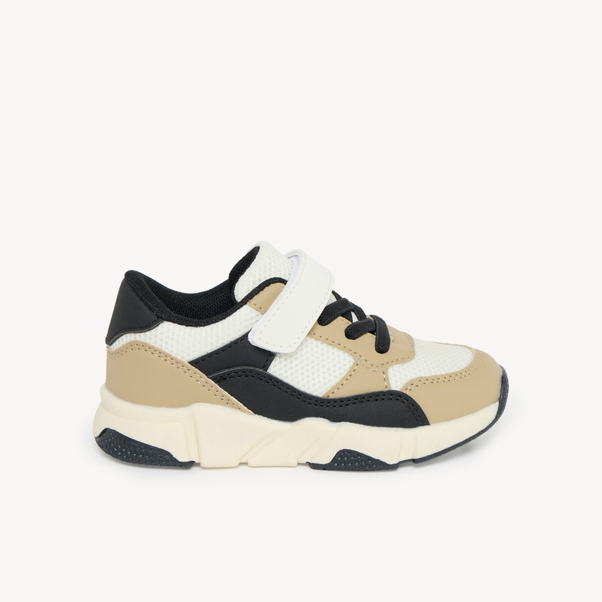 Zapatillas deportivas niño en beige y negro con velcro. 