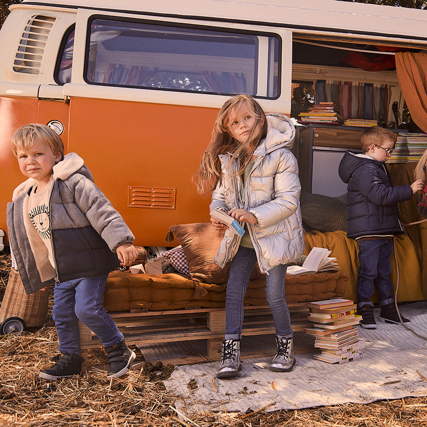 Chaqueta acolchada con capucha de tejido iridiscente forrada en sherpa para niña 