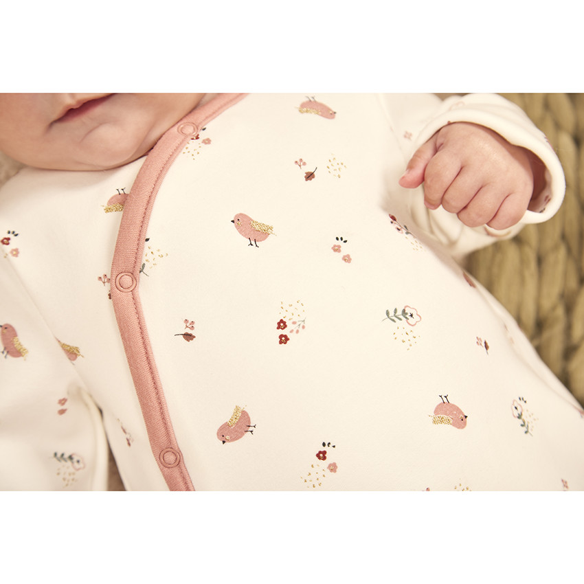 Pelele estampado para bebé niña con aperturas diferentes según la edad 