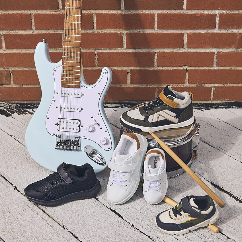 Zapatillas altas con velcros y detalles de colores para niño 