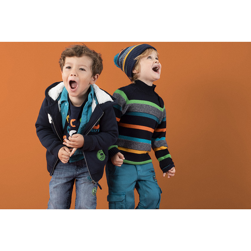 Camisa de manga larga de terciopelo azul con bolsillo y parches 