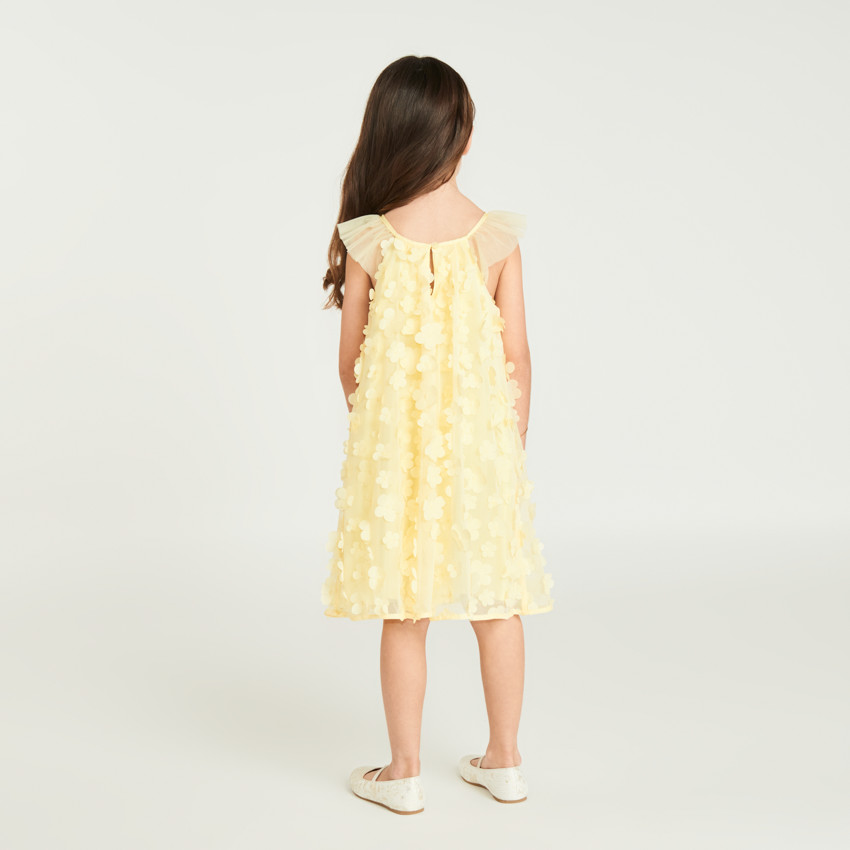 Vestido liso de tul y satén con pequeñas flores en 3D para niña 
