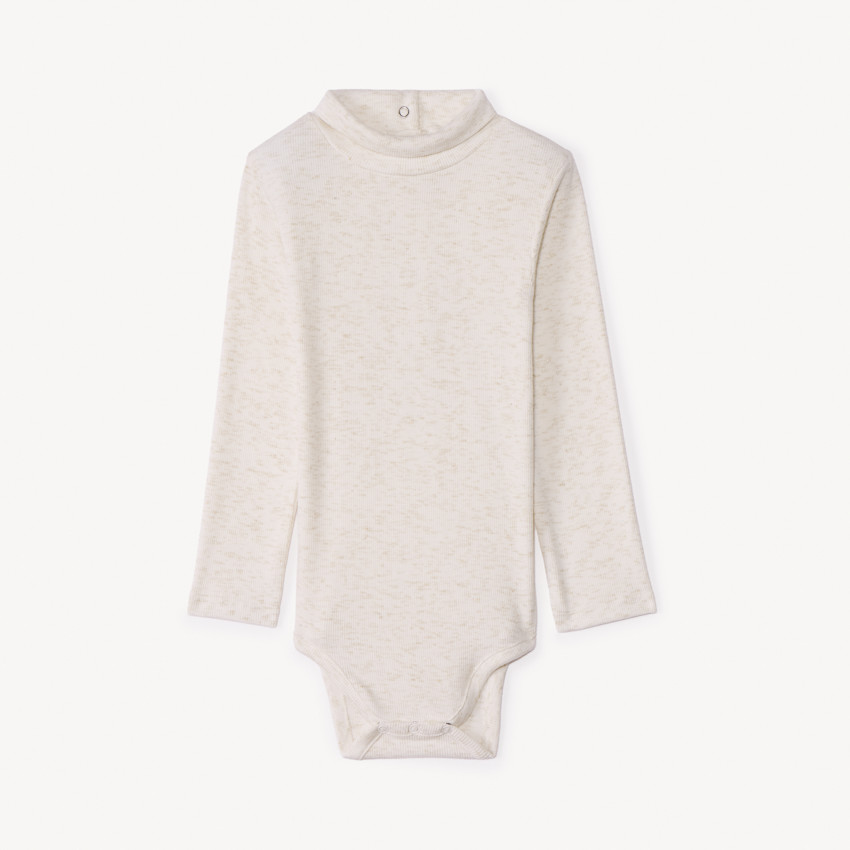 Cuerpo de manga larga con cuello alto para niña. 