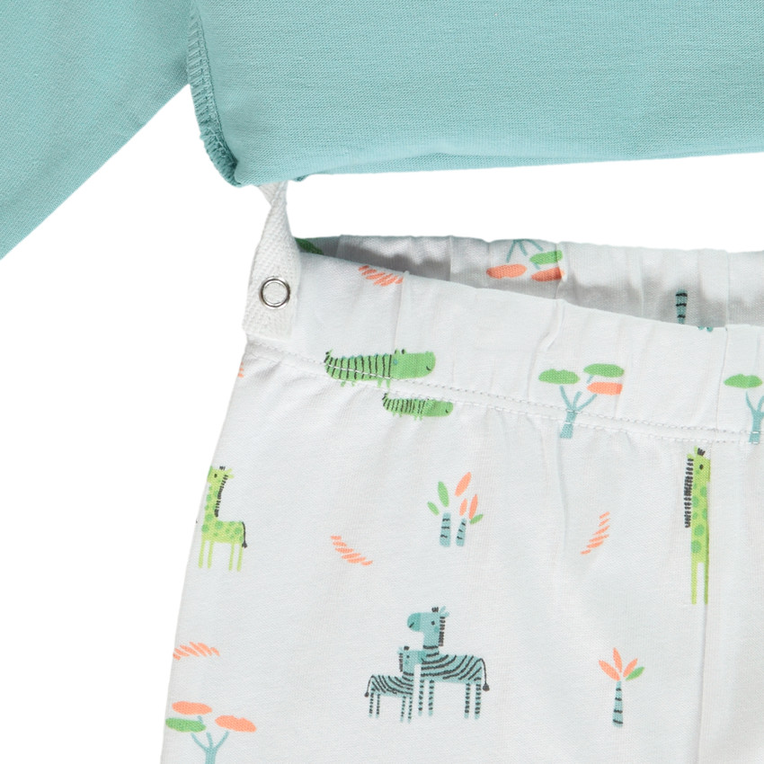 Pijama de 2 piezas con estampado de jirafas para bebé niño con acabados diferentes según la edad 