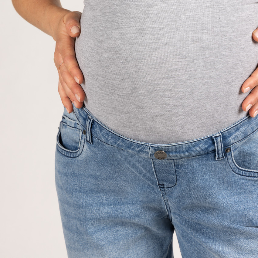 Jeans premamá mom fit con banda alta 