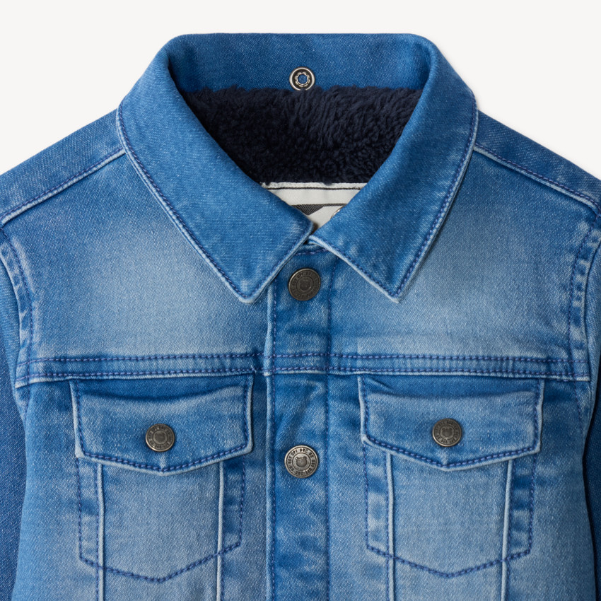 Chaqueta de mezclilla para bebé niño con capucha desmontable en contraste. 