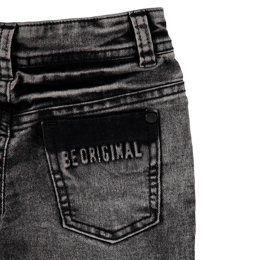 Vaqueros con efecto nieve con parches cosidos  